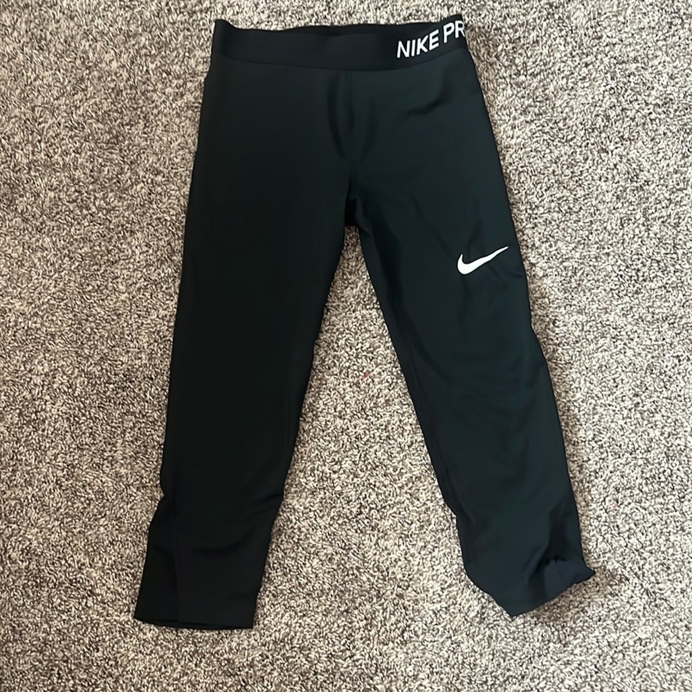 Black Nike pro capri leggings